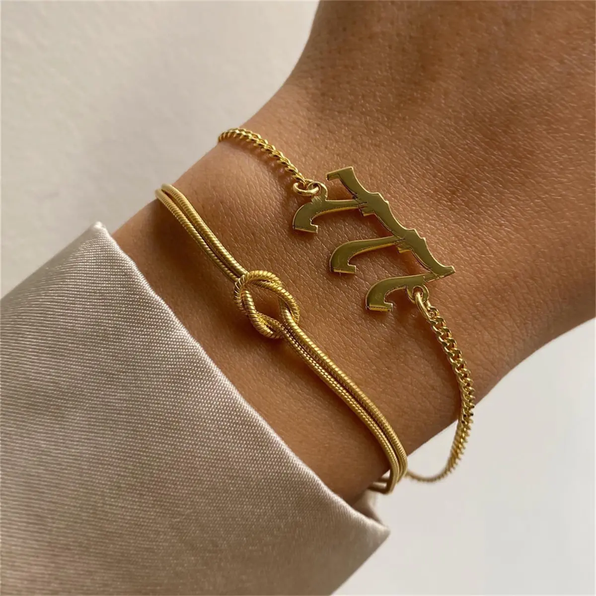 Dugum-Cift-Bileklik-925-Ayar-gumus-gold-2.jpg Gümüş Düğüm Bileklik – ön görünüm